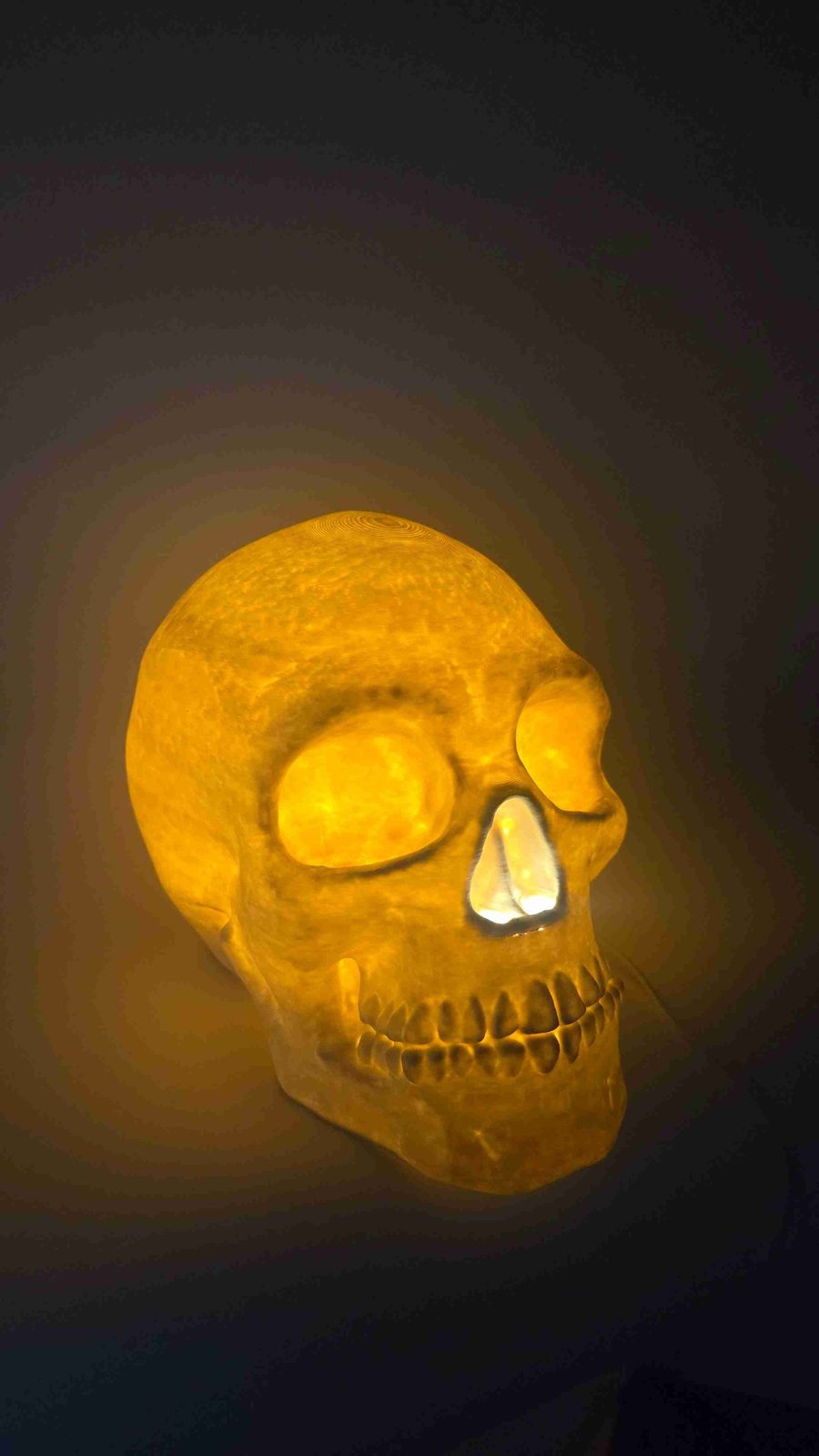 Crâne jaune lumineux avec éclairage LED ambiant